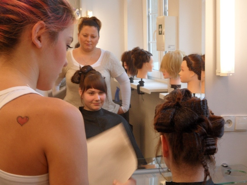 W Zespole Szkół Ekonomiczo-Usługowych w Zabrzu uroczyście otworzono nową pracownię fryzjerską