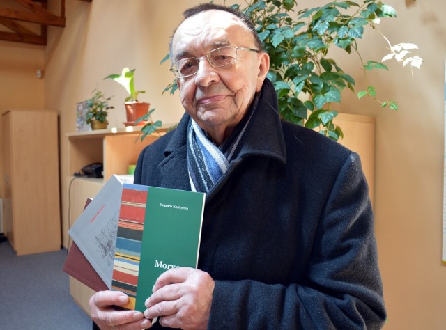 Zbigniew Kostrzewa z wydanymi w tym roku książkami jego autorstwa