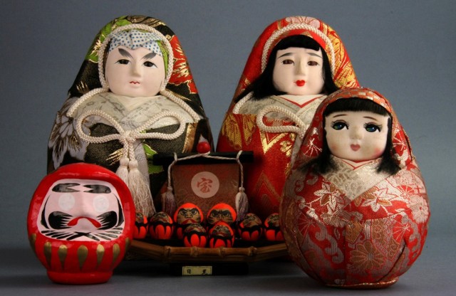 Daruma ningyō, od lewej: daruma klasyczna, w środku na łódce daruma typu kokeshi ningyō, z tyłu i po prawej daruma onna. Ze zbiorów Muzeum Lalek w Pilźnie