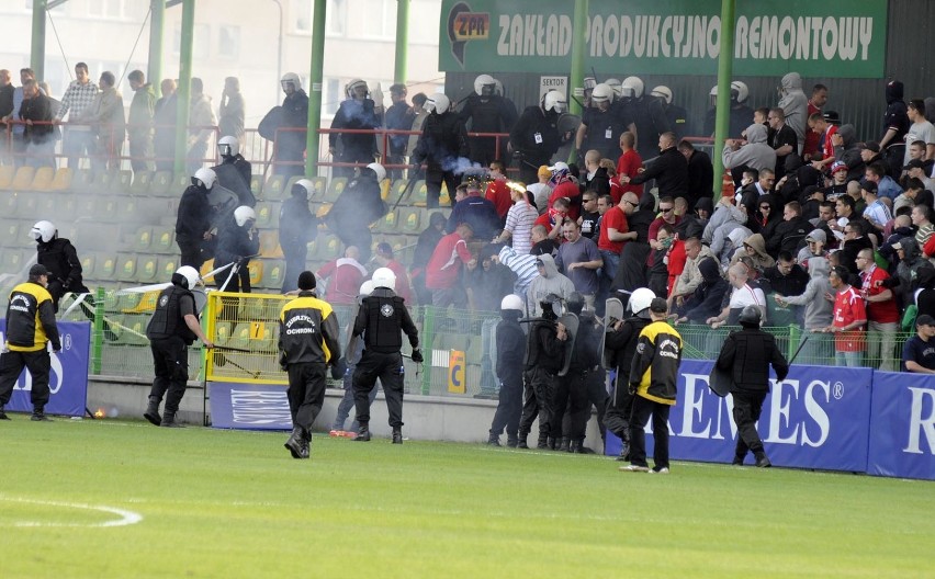 Wielka zadyma kiboli na stadionie w Bełchatowie [ZDJĘCIA]