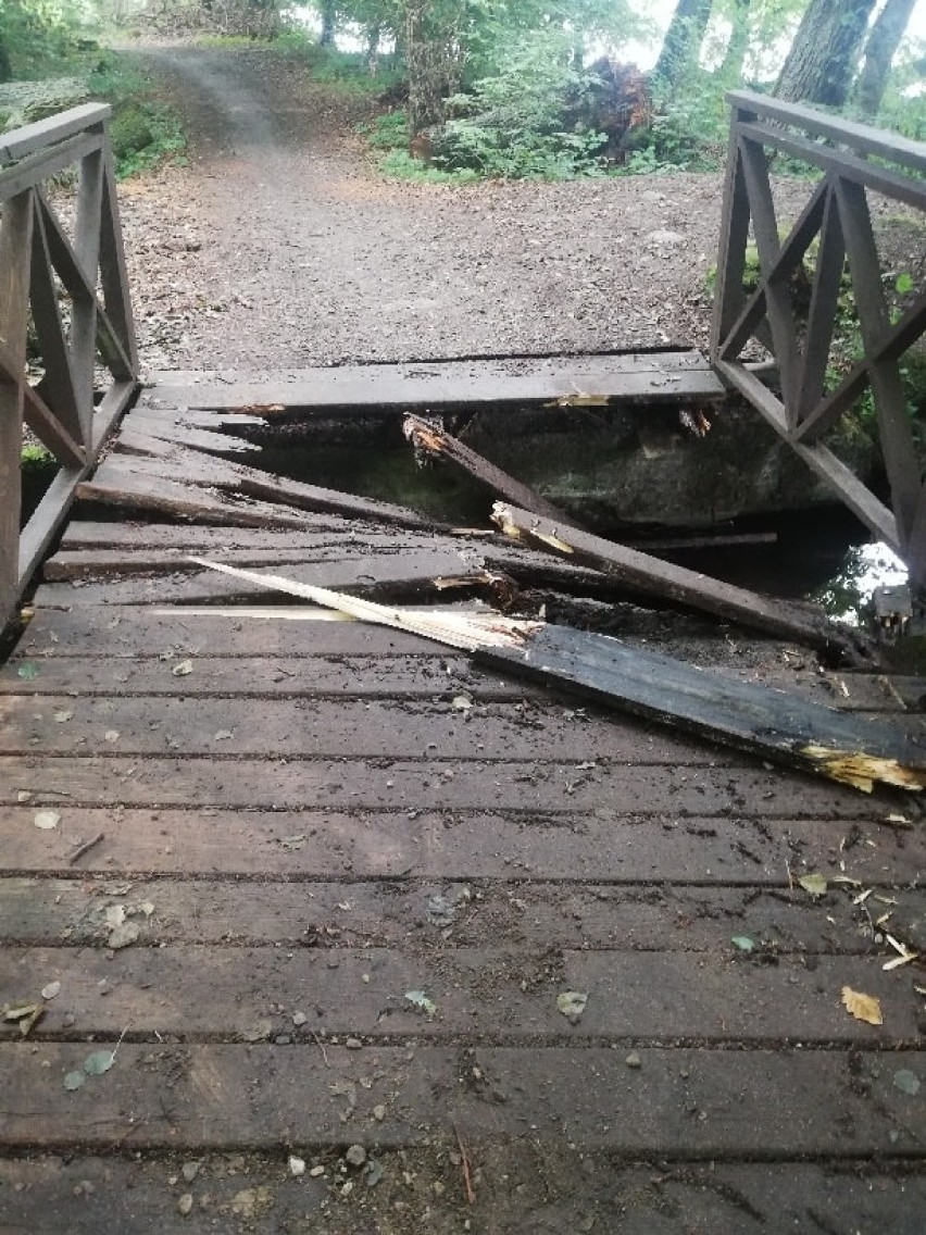 Wandale zniszczyli mostek nad Trzesieckiem w Szczecinku