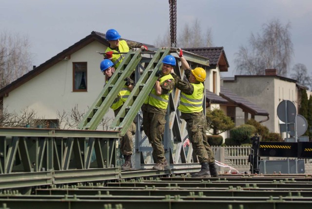 Wojsko w Kaliszu buduje tymczasowy most na Swędrni