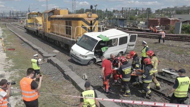 Wypadek kolejowy - lokomotyw staranowała samochód