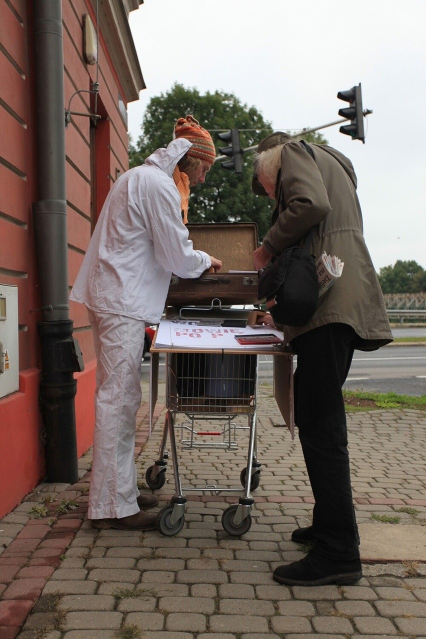 Akcja artysty z Niemiec Sebastiana Hänela w Przemyślu.