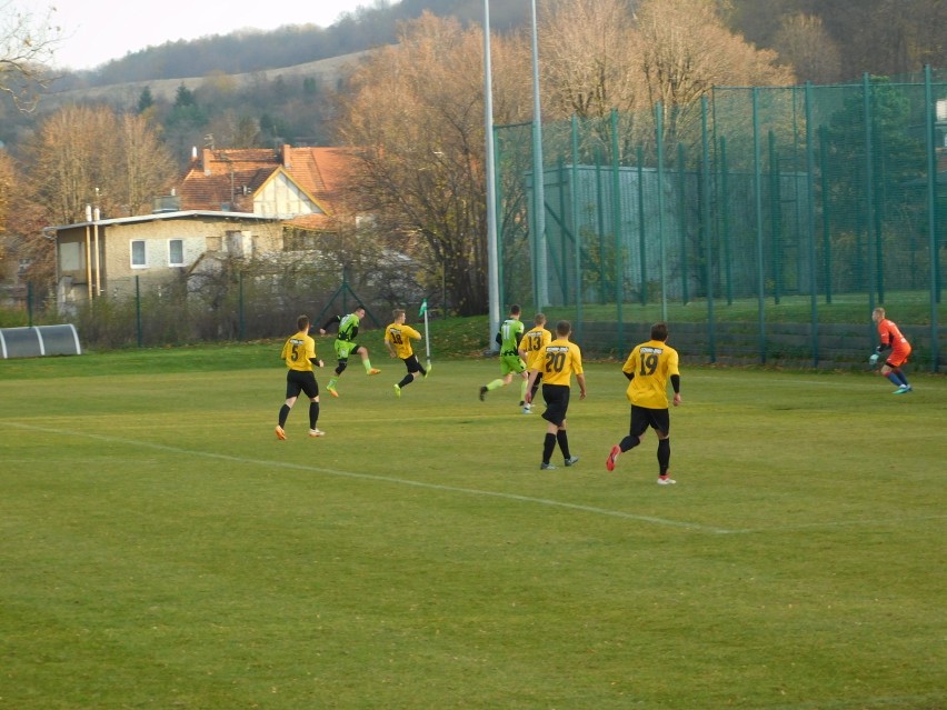 Grała piłkarska klasa okręgowa na terenie OZPN Wałbrzych (WYNIKI KOLEJKI i zdjęcia z meczu w Szczawnie-Zdroju)