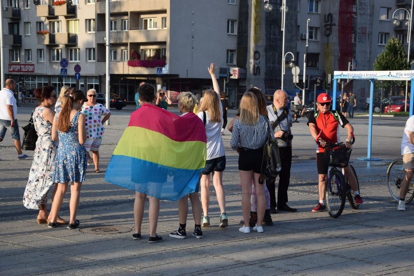 Częstochowa Przeciwko Przemocy. Solidarnie z Białymstokiem [ZDJĘCIA] Na Placu Biegańskiego manifestowało ponad 100 osób