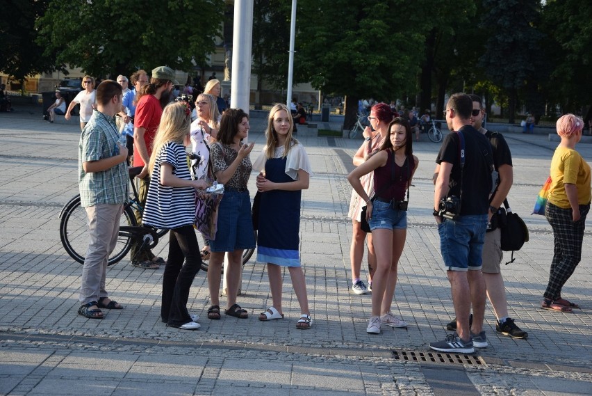 Częstochowa Przeciwko Przemocy. Solidarnie z Białymstokiem [ZDJĘCIA] Na Placu Biegańskiego manifestowało ponad 100 osób