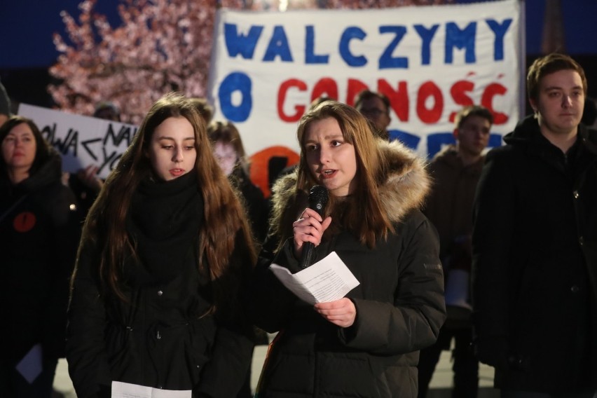 Szczecinianie wspierają nauczycieli na pl. Solidarności