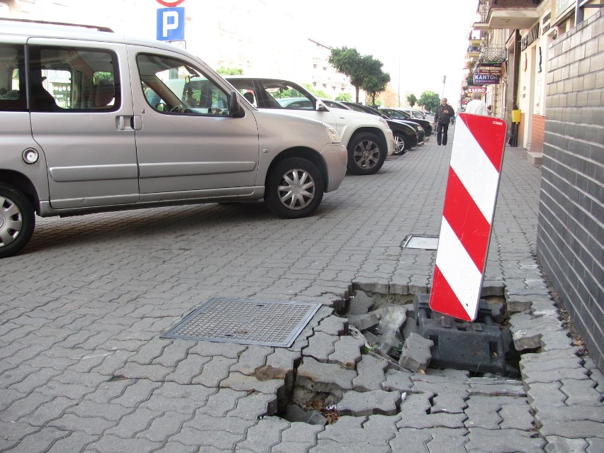 Kalisz: Zapadł się chodnik przy ulicy Górnośląskiej, to... wstawili pachołek. ZDJĘCIA