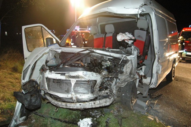 Wypadek pod Zbąszyniem. Zderzenie busa z tirem, są poszkodowani. ZDJĘCIA,VIDEO