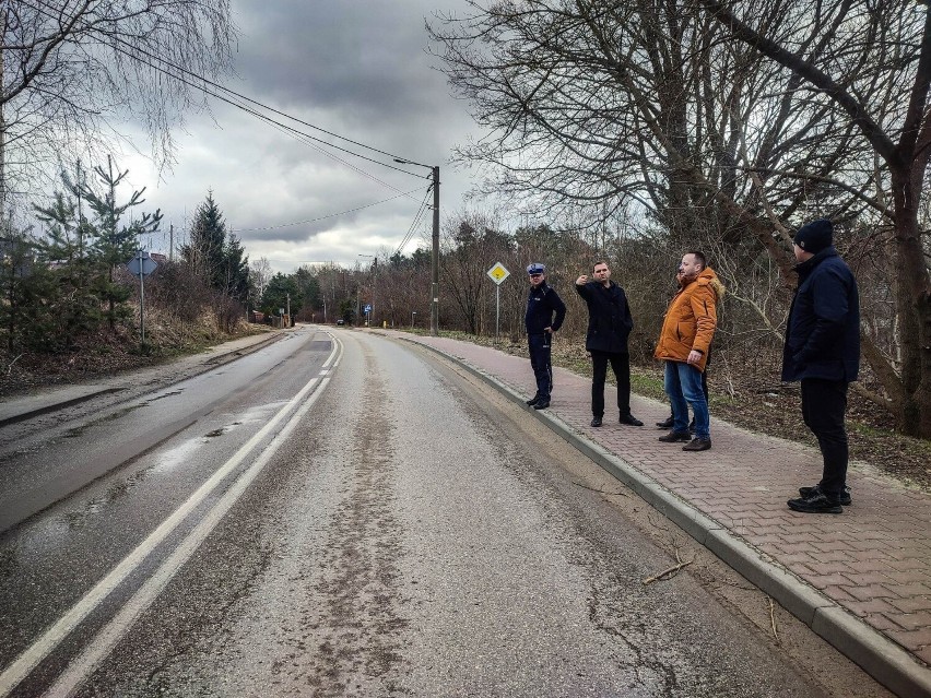 Będą duże drogowe zmiany w miejscu poniedziałkowego wypadku na ulicy Długiej w Starachowicach. Audi zmiotło tutaj ogrodzenie. Zobacz zdjęcia