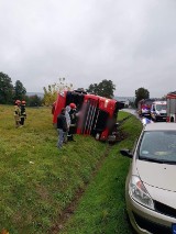 Wypadek na DK 7 w Michałowicach. Tir wpadł do rowu, ogromne utrudnienia na drodze [ZDJĘCIA]