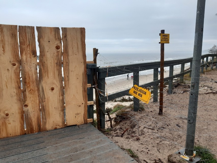 Schody na plażę w Przewłoce zabite deskami. Urząd Morski planuje zabezpieczenie brzegu morskiego
