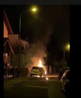 Legniczanin podpalił auto, znęcał się nad matką, zastraszał najbliższych. Teraz trafi za kratki. Film z pożaru