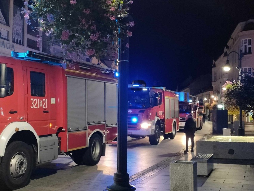 Fałszywy alarm pożarowy przy ul. 3 Maja w Rzeszowie. Na interwencję przyjechały trzy wozy strażackie [ZDJĘCIA]