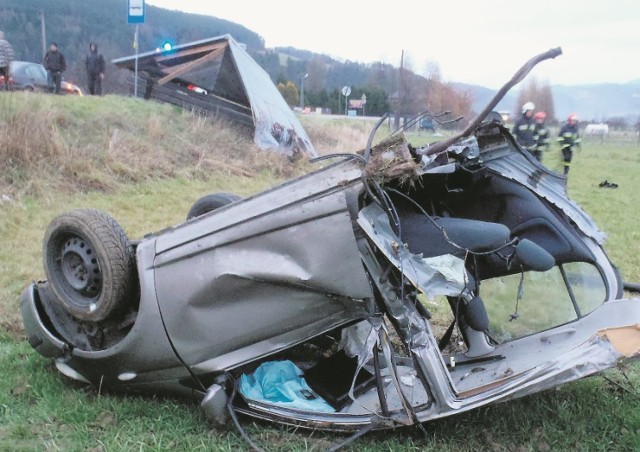 22-latka nie pamięta, jak jej totoya wylądował na łące. Samochód się rozpadł, jej nic się nie stało