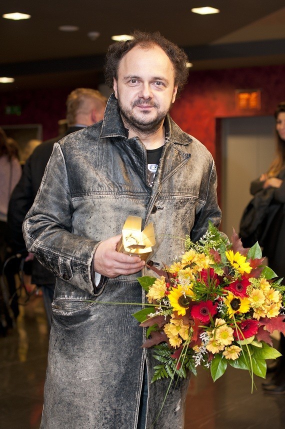 Arkadiusz Jakubik z nagrodą ZŁOTY SZCZENIAK, którą zdobył podczas Festiwalu Aktorstwa we Wrocławiu za pierwszoplanową kreację aktorską w filmie- &#8222;Dom zły&#8221; Wojciecha Smarzowskiego.