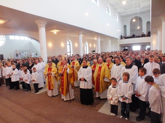 W niedzielę, 7 października 2012r., metropolita lubelski ksiądz arcybiskup Stanisław Budzik odprawił pierwszą mszę świętą w kościele na osiedlu Piaski w Kraśniku