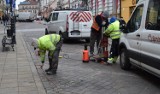 Czujniki ułatwią znalezienie wolnych miejsc parkingowych w centrum Tarnowa. Rozpoczął się ich montaż na ulicach w centrum [ZDJĘCIA]