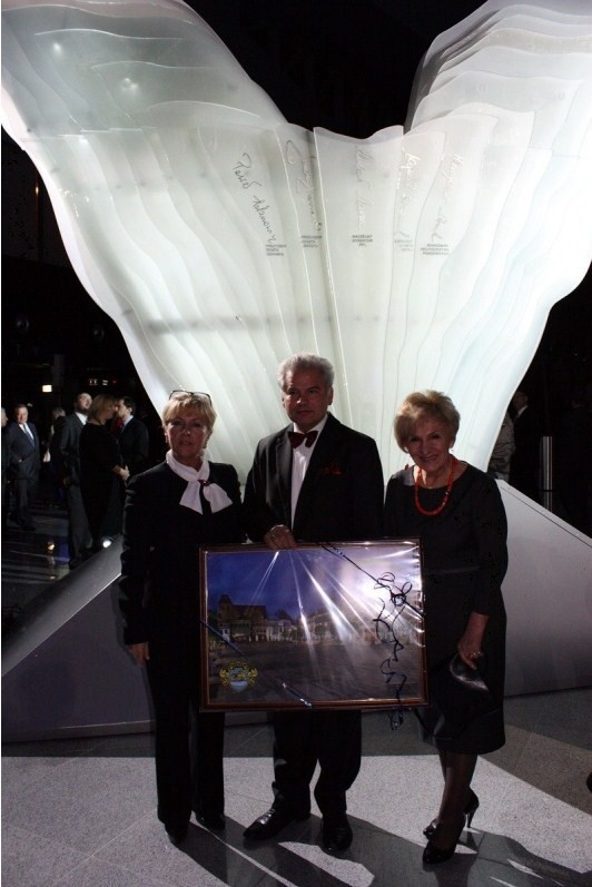 Burmistrz Pucka Marek Rintz z małżonka Danutą (po prawej) i posłanka Krystyną Kłosin