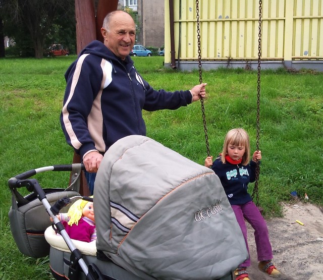 Józef  Świercz  często zajmuje się swoimi wnuczkami, 4-letnią Karolinką i 2- miesięczną Anią