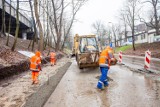 Kraków. Układanie nowej nawierzchni na ulicy Wrony. Duże zmiany