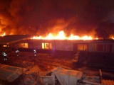 Pożar hal w Mysłowicach gasiło 18 jednostek straży pożarnej. Spłonął dach i 1/3 obiektu