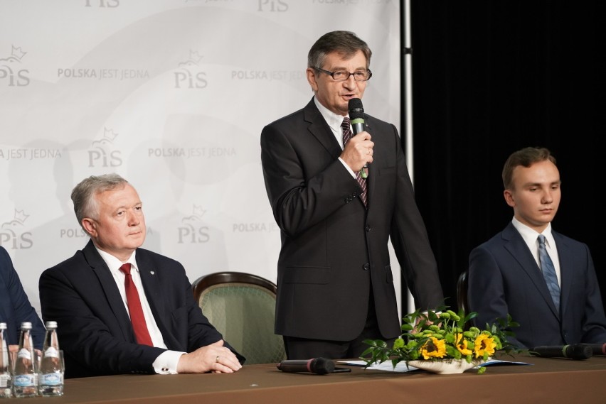 Nowy Sącz. Burzliwie na spotkaniu marszałka Sejmu Marka Kuchcińskiego z sądeczanami