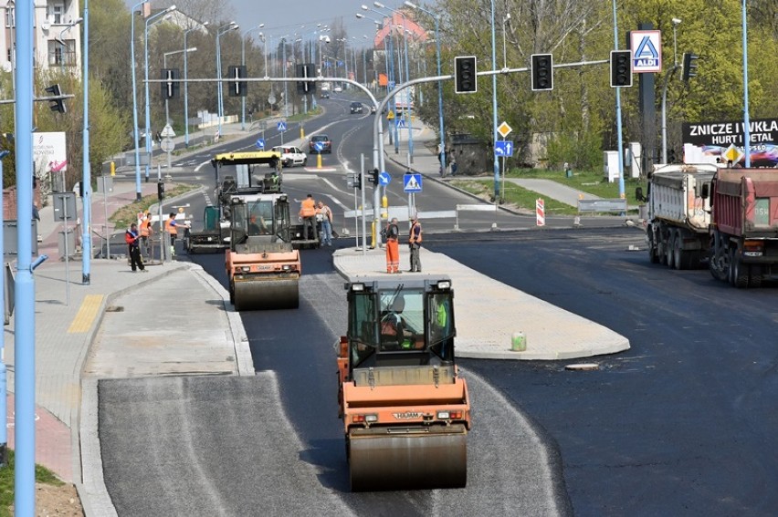 Przebudowa ulicy Leszczyńskiej w Legnicy, wylewany jest asfalt [ZDJĘCIA]