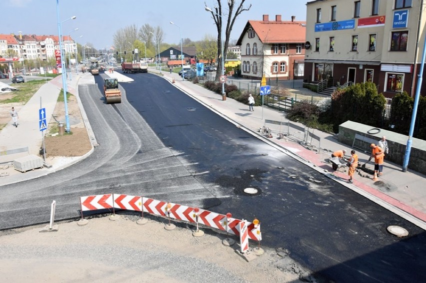 Przebudowa ulicy Leszczyńskiej w Legnicy, wylewany jest asfalt [ZDJĘCIA]