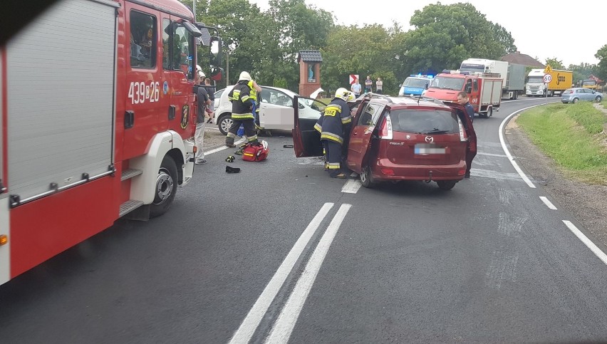 Poważny wypadek pod Golubiem-Dobrzyniem. Dziecko w stanie ciężkim trafiło do szpitala [zdjęcia]