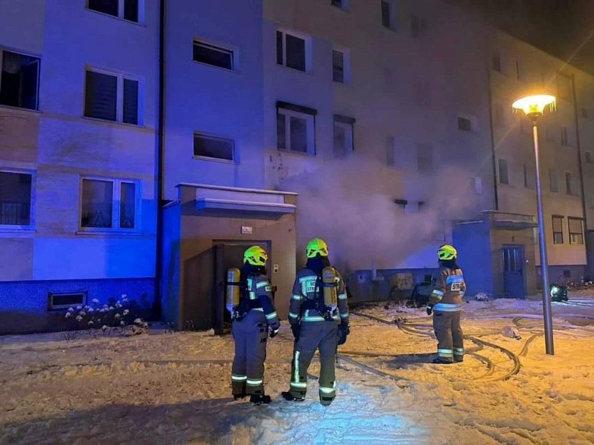 Nocna akcja strażaków w bloku przy. ul. Armii Krajowej w...
