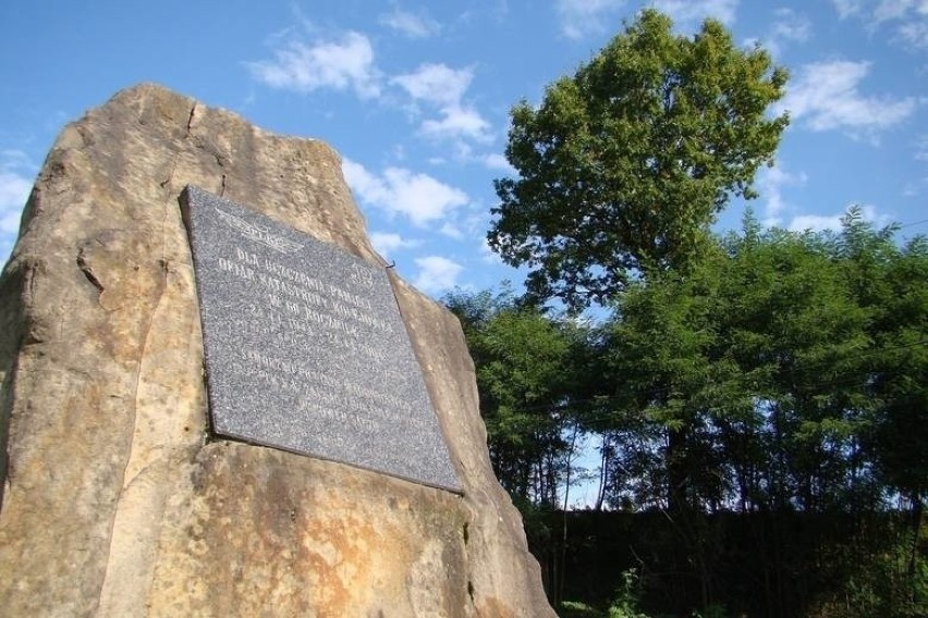 Od 2004 r. o katastrofie przypomina obelisk ustawiony przy...