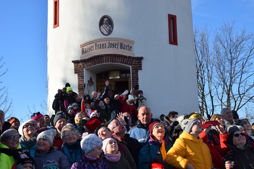 Ponad pół tysiąca turystów powitało Nowy Rok wchodząc na Kopę Biskupią [ZDJĘCIA]