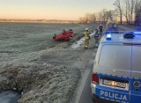 Wypadek w miejscowości Breń. Osobowy opel wypadł z drogi i dachował. Jedna osoba ranna trafiła do szpitala