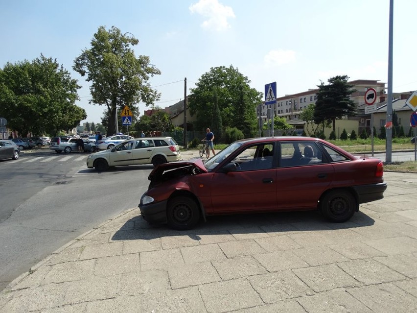 Wypadek na ul. Smugowej w Tomaszowie: Zderzyły się dwa samochody [ZDJĘCIA
