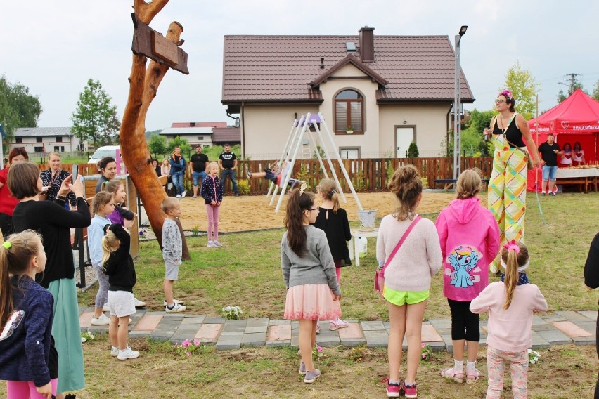 "Zaczarowany plac zabaw" w Romanówce gm. Rozprza otwarty dla mieszkańców ZDJĘCIA
