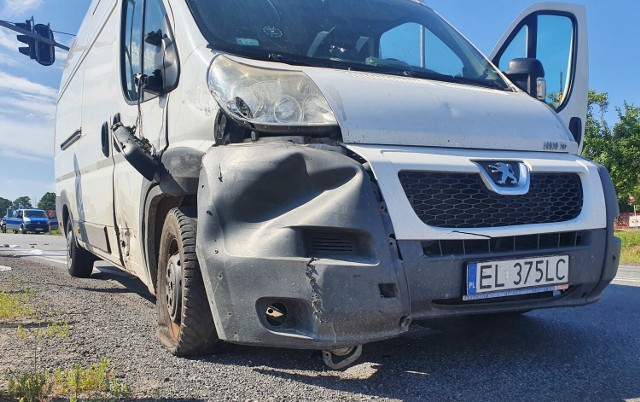 Wypadek w Rękoraju na DK 12 (DK 91). Zderzenie dostawczego peugeota i motocykla