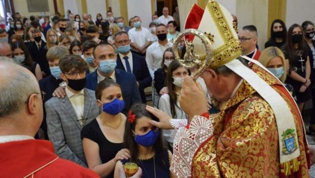 W diecezji tarnowskiej już w ub. roku z powodu pandemii koronawirusa bierzmowanie odbywało się w dwóch turach