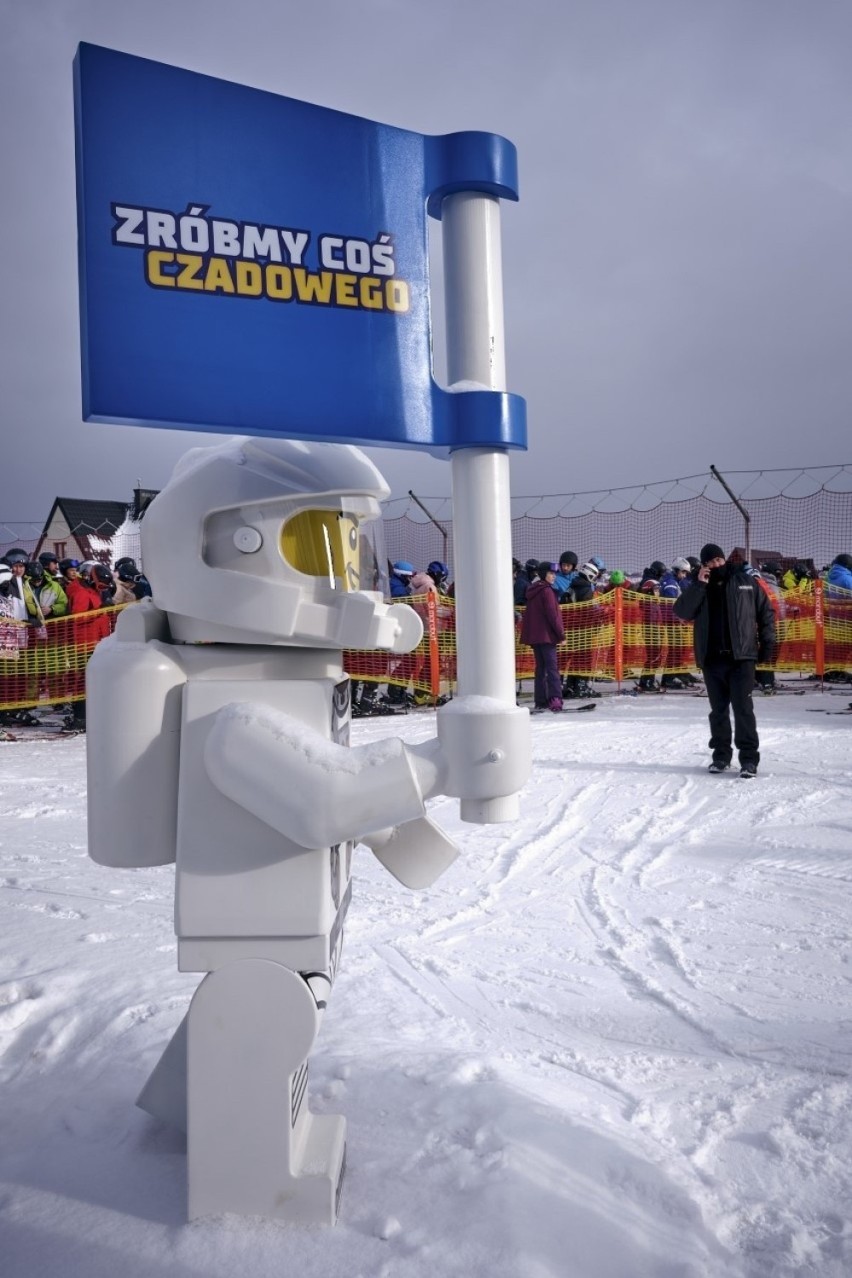 Wśród figurek znajdziemy także astronautę, który życzy...