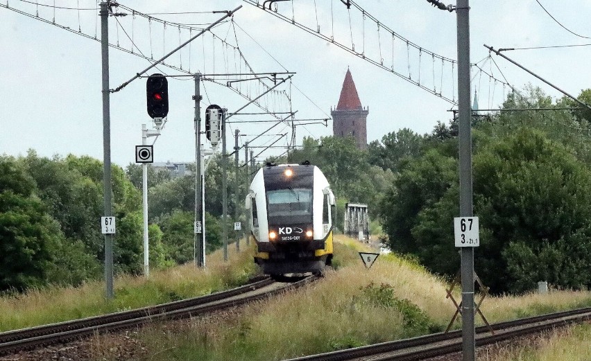 Pociąg Koleje Dolnośląskie w tle Zamek Piastowski