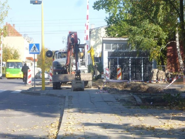 Wypadek w Chodzieży: Mężczyzna wpadł do wykopu na ul. Ujskiej. Trwają tam prace wodno-ściekowe