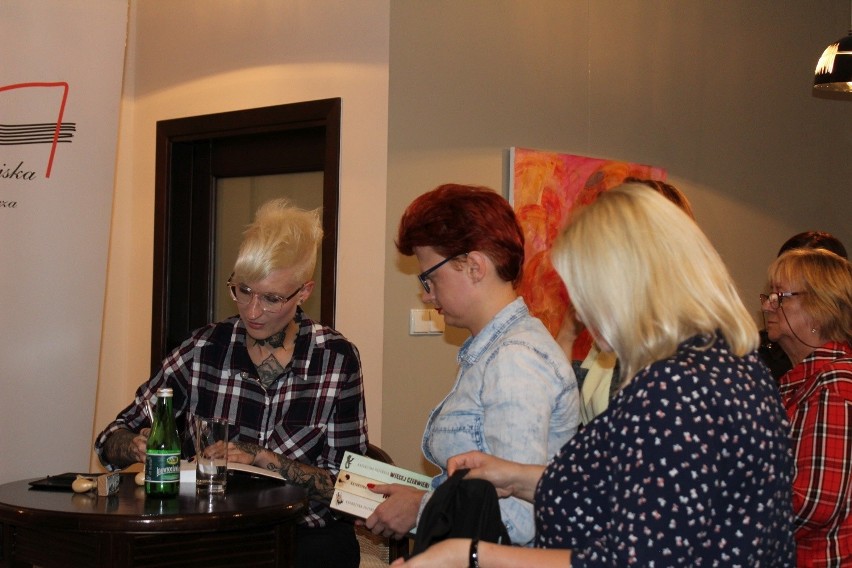 Katarzyna Puzyńska spotkała się z czytelnikami Biblioteki Miejskiej w Inowrocławiu [zdjęcia] 