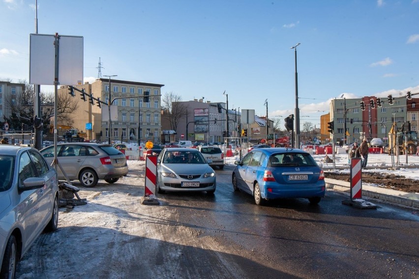 Pierwsze samochody od ronda Bernardyńskiego wjeżdżają na ul....