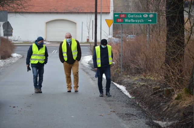 Koniec I etapu prac na drodze Unisław Śląski - Rybnica Leśna. W odbiorze łącznika z Unisławia do Głuszycy uczestniczyli dziś przedstawiciele zarządu powiatu starosta Krzysztof Kwiatkowski, wicestarosta Iwona Frankowska, członek zarządu Bogusław Uchmanowicz, przewodnicząca rady Sylwestra Wawrzyniak, wiceprzewodniczący Stanisław Skrzyniarz oraz włodarze gmin burmistrz Głuszycy Roman Głód, burmistrz Mieroszowa Andrzej Lipiński wraz z przewodniczącą rady Wiolettą Kopką i sołtysem Unisławia Śląskiego panią Iwoną Bandurską-Szewczyk.