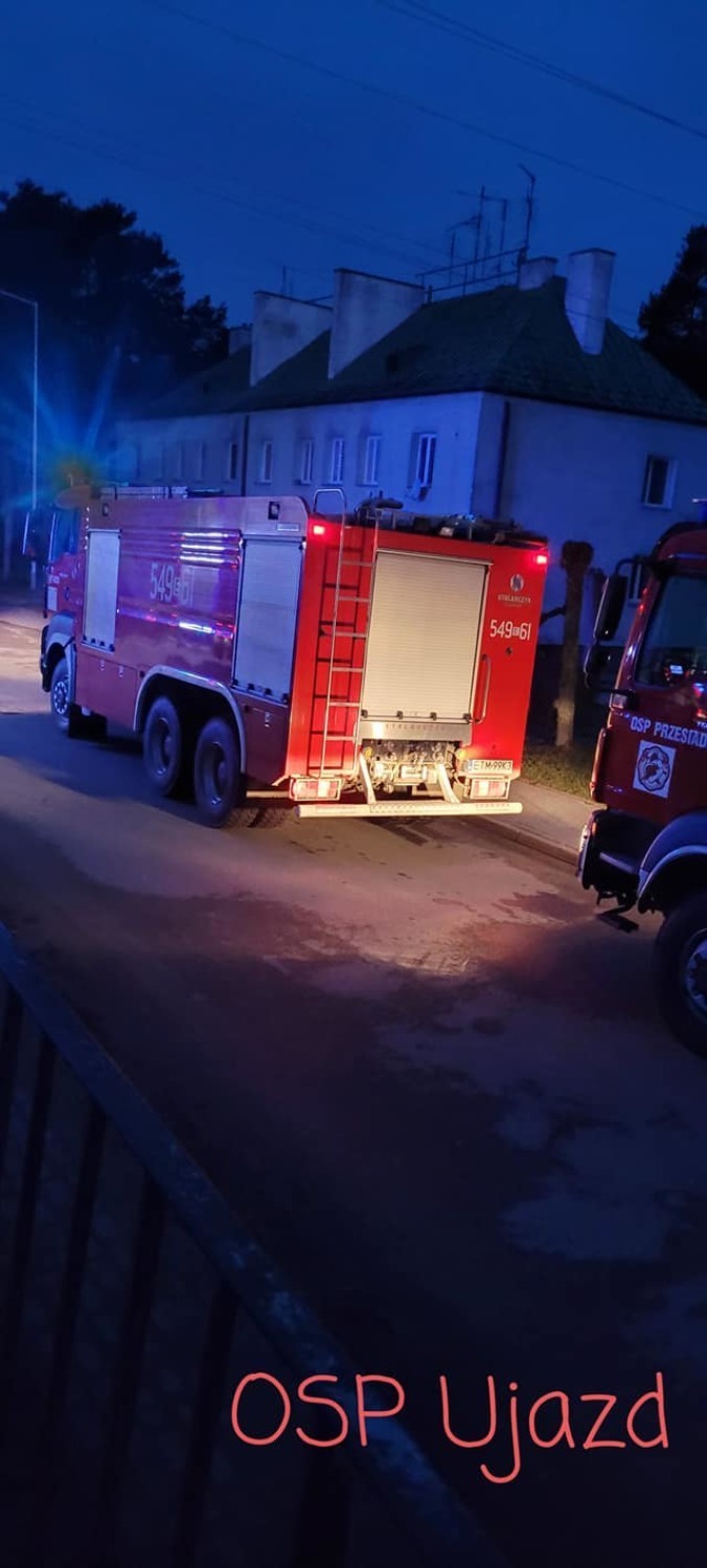 Pożar sklepu w Niewiadowie w gminie Ujazd. Z pożarem walczyło 25 strażaków [ZDJĘCIA]