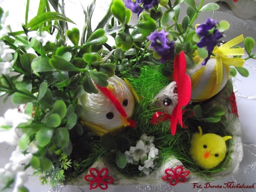 Kolorowe dekoracje z kurczakami w tle.Fot. Dorota Michalczak
