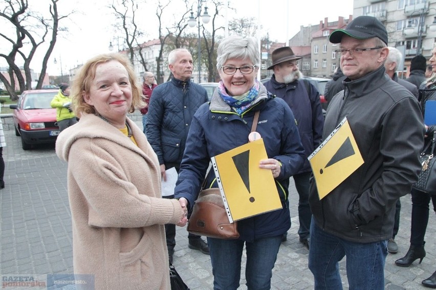 W piątek o godz. 19 na Zielonym Rynku zebrali się uczniowie,...