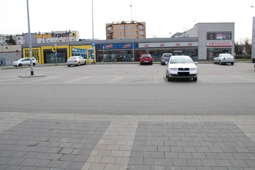 Urząd Miejski jest pusty, dużo wolnych miejsc parkingowych...
