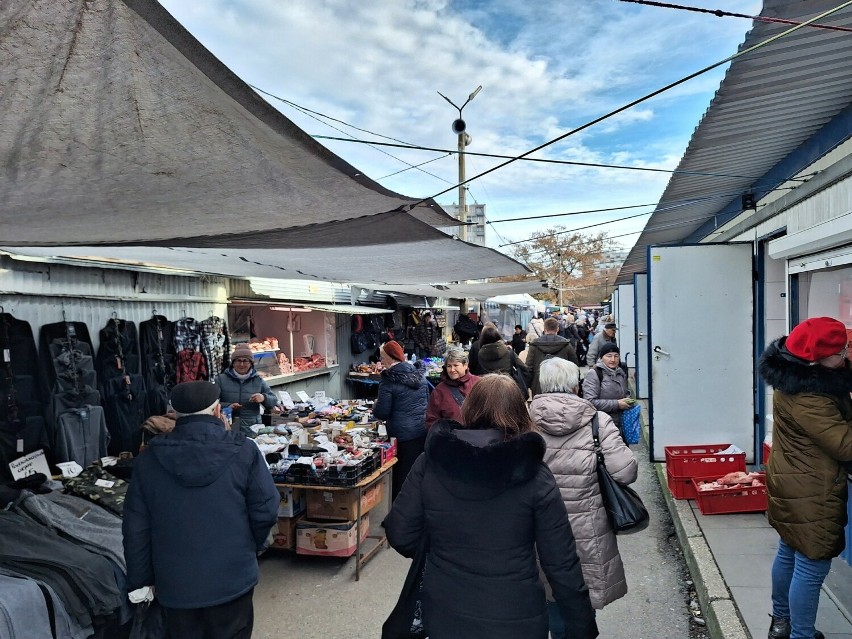 Wielu ludzi na bazarach w Kielcach we wtorek 19 grudnia. Ruszyli po zakupy tuż przed Bożym Narodzeniem. Zobaczcie zdjęcia